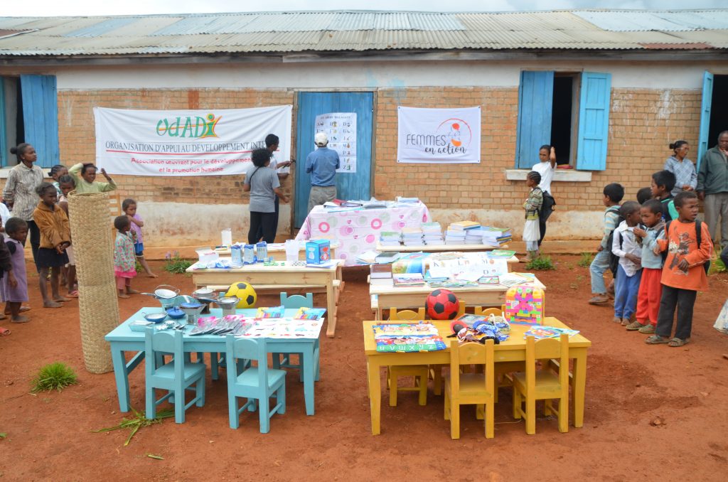 dotation à l'école d'Andozoka, Analamanga, Madagascar par l'association Femmes En Action