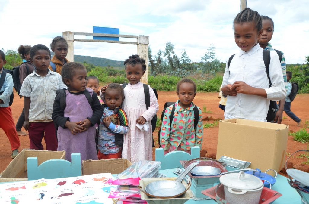 Dotation de fournitures scolaires à l'école d'Andozoka à Madagascar par l'association Femmes En Action et ODADI
